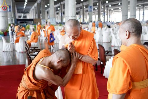 ภาพ No.219927:บรรยากาศการเดินทางเข้าวัดพระธรรมกาย , การต้อนรับปฏิสันถาร , การฉันภัตตาหารเช้า , การลงทะเบียนพระสังฆาธิการ  เนื่องในวันคุ้มครองโลก พิธีถวายมหาสังฆทานคณะสงฆ์ 40,000 กว่าวัดทั่วประเทศ ณ วัดพระธรรมกาย