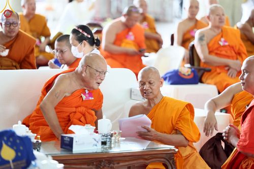 ภาพ No.219928:บรรยากาศการเดินทางเข้าวัดพระธรรมกาย , การต้อนรับปฏิสันถาร , การฉันภัตตาหารเช้า , การลงทะเบียนพระสังฆาธิการ  เนื่องในวันคุ้มครองโลก พิธีถวายมหาสังฆทานคณะสงฆ์ 40,000 กว่าวัดทั่วประเทศ ณ วัดพระธรรมกาย