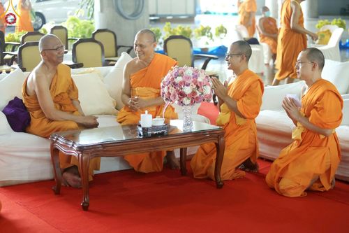 ภาพ No.219931:บรรยากาศการเดินทางเข้าวัดพระธรรมกาย , การต้อนรับปฏิสันถาร , การฉันภัตตาหารเช้า , การลงทะเบียนพระสังฆาธิการ  เนื่องในวันคุ้มครองโลก พิธีถวายมหาสังฆทานคณะสงฆ์ 40,000 กว่าวัดทั่วประเทศ ณ วัดพระธรรมกาย