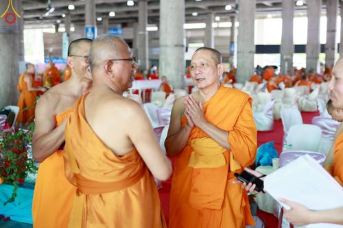 ภาพ No.219932:บรรยากาศการเดินทางเข้าวัดพระธรรมกาย , การต้อนรับปฏิสันถาร , การฉันภัตตาหารเช้า , การลงทะเบียนพระสังฆาธิการ  เนื่องในวันคุ้มครองโลก พิธีถวายมหาสังฆทานคณะสงฆ์ 40,000 กว่าวัดทั่วประเทศ ณ วัดพระธรรมกาย