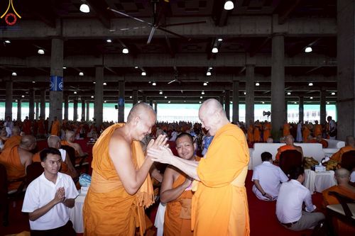 ภาพ No.219933:บรรยากาศการเดินทางเข้าวัดพระธรรมกาย , การต้อนรับปฏิสันถาร , การฉันภัตตาหารเช้า , การลงทะเบียนพระสังฆาธิการ  เนื่องในวันคุ้มครองโลก พิธีถวายมหาสังฆทานคณะสงฆ์ 40,000 กว่าวัดทั่วประเทศ ณ วัดพระธรรมกาย