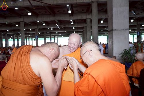 ภาพ No.219934:บรรยากาศการเดินทางเข้าวัดพระธรรมกาย , การต้อนรับปฏิสันถาร , การฉันภัตตาหารเช้า , การลงทะเบียนพระสังฆาธิการ  เนื่องในวันคุ้มครองโลก พิธีถวายมหาสังฆทานคณะสงฆ์ 40,000 กว่าวัดทั่วประเทศ ณ วัดพระธรรมกาย