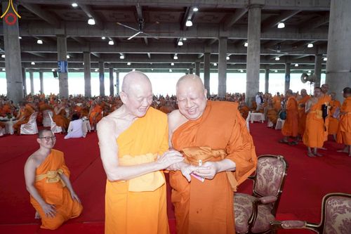 ภาพ No.219937:บรรยากาศการเดินทางเข้าวัดพระธรรมกาย , การต้อนรับปฏิสันถาร , การฉันภัตตาหารเช้า , การลงทะเบียนพระสังฆาธิการ  เนื่องในวันคุ้มครองโลก พิธีถวายมหาสังฆทานคณะสงฆ์ 40,000 กว่าวัดทั่วประเทศ ณ วัดพระธรรมกาย
