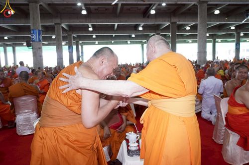 ภาพ No.219939:บรรยากาศการเดินทางเข้าวัดพระธรรมกาย , การต้อนรับปฏิสันถาร , การฉันภัตตาหารเช้า , การลงทะเบียนพระสังฆาธิการ  เนื่องในวันคุ้มครองโลก พิธีถวายมหาสังฆทานคณะสงฆ์ 40,000 กว่าวัดทั่วประเทศ ณ วัดพระธรรมกาย