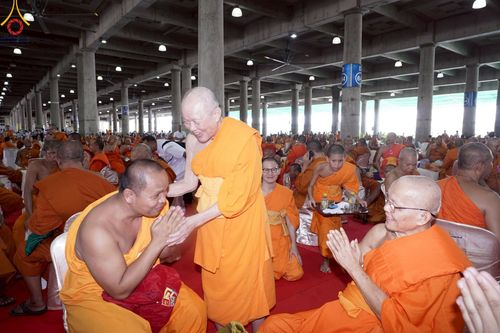 ภาพ No.219938:บรรยากาศการเดินทางเข้าวัดพระธรรมกาย , การต้อนรับปฏิสันถาร , การฉันภัตตาหารเช้า , การลงทะเบียนพระสังฆาธิการ  เนื่องในวันคุ้มครองโลก พิธีถวายมหาสังฆทานคณะสงฆ์ 40,000 กว่าวัดทั่วประเทศ ณ วัดพระธรรมกาย