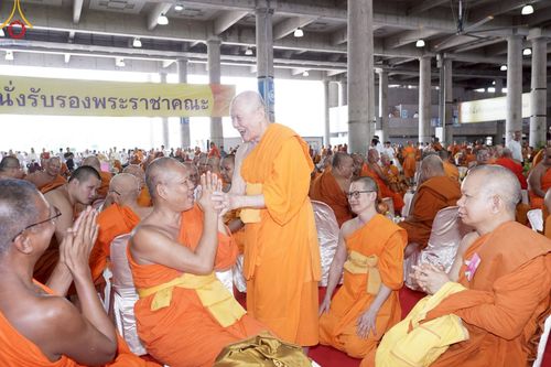 ภาพ No.219941:บรรยากาศการเดินทางเข้าวัดพระธรรมกาย , การต้อนรับปฏิสันถาร , การฉันภัตตาหารเช้า , การลงทะเบียนพระสังฆาธิการ  เนื่องในวันคุ้มครองโลก พิธีถวายมหาสังฆทานคณะสงฆ์ 40,000 กว่าวัดทั่วประเทศ ณ วัดพระธรรมกาย