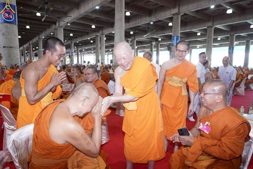 ภาพ No.219940:บรรยากาศการเดินทางเข้าวัดพระธรรมกาย , การต้อนรับปฏิสันถาร , การฉันภัตตาหารเช้า , การลงทะเบียนพระสังฆาธิการ  เนื่องในวันคุ้มครองโลก พิธีถวายมหาสังฆทานคณะสงฆ์ 40,000 กว่าวัดทั่วประเทศ ณ วัดพระธรรมกาย