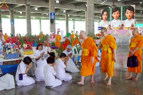 ภาพ No.219942:บรรยากาศการเดินทางเข้าวัดพระธรรมกาย , การต้อนรับปฏิสันถาร , การฉันภัตตาหารเช้า , การลงทะเบียนพระสังฆาธิการ  เนื่องในวันคุ้มครองโลก พิธีถวายมหาสังฆทานคณะสงฆ์ 40,000 กว่าวัดทั่วประเทศ ณ วัดพระธรรมกาย