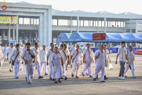 ภาพ No.219944:บรรยากาศการเดินทางเข้าวัดพระธรรมกาย , การต้อนรับปฏิสันถาร , การฉันภัตตาหารเช้า , การลงทะเบียนพระสังฆาธิการ  เนื่องในวันคุ้มครองโลก พิธีถวายมหาสังฆทานคณะสงฆ์ 40,000 กว่าวัดทั่วประเทศ ณ วัดพระธรรมกาย