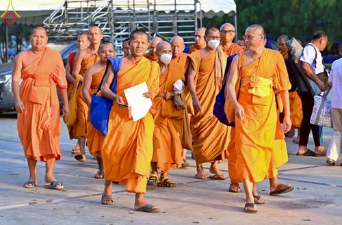 ภาพ No.219945:บรรยากาศการเดินทางเข้าวัดพระธรรมกาย , การต้อนรับปฏิสันถาร , การฉันภัตตาหารเช้า , การลงทะเบียนพระสังฆาธิการ  เนื่องในวันคุ้มครองโลก พิธีถวายมหาสังฆทานคณะสงฆ์ 40,000 กว่าวัดทั่วประเทศ ณ วัดพระธรรมกาย