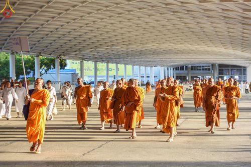 ภาพ No.219949:บรรยากาศการเดินทางเข้าวัดพระธรรมกาย , การต้อนรับปฏิสันถาร , การฉันภัตตาหารเช้า , การลงทะเบียนพระสังฆาธิการ  เนื่องในวันคุ้มครองโลก พิธีถวายมหาสังฆทานคณะสงฆ์ 40,000 กว่าวัดทั่วประเทศ ณ วัดพระธรรมกาย