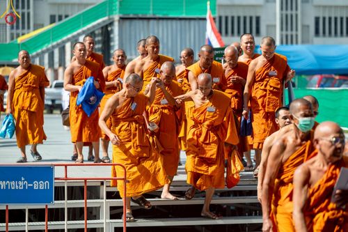 ภาพ No.219952:บรรยากาศการเดินทางเข้าวัดพระธรรมกาย , การต้อนรับปฏิสันถาร , การฉันภัตตาหารเช้า , การลงทะเบียนพระสังฆาธิการ  เนื่องในวันคุ้มครองโลก พิธีถวายมหาสังฆทานคณะสงฆ์ 40,000 กว่าวัดทั่วประเทศ ณ วัดพระธรรมกาย