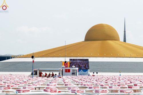 ภาพ No.219951:บรรยากาศการเดินทางเข้าวัดพระธรรมกาย , การต้อนรับปฏิสันถาร , การฉันภัตตาหารเช้า , การลงทะเบียนพระสังฆาธิการ  เนื่องในวันคุ้มครองโลก พิธีถวายมหาสังฆทานคณะสงฆ์ 40,000 กว่าวัดทั่วประเทศ ณ วัดพระธรรมกาย