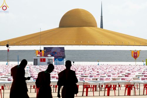 ภาพ No.219953:บรรยากาศการเดินทางเข้าวัดพระธรรมกาย , การต้อนรับปฏิสันถาร , การฉันภัตตาหารเช้า , การลงทะเบียนพระสังฆาธิการ  เนื่องในวันคุ้มครองโลก พิธีถวายมหาสังฆทานคณะสงฆ์ 40,000 กว่าวัดทั่วประเทศ ณ วัดพระธรรมกาย