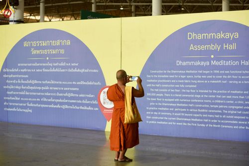 ภาพ No.219954:บรรยากาศการเดินทางเข้าวัดพระธรรมกาย , การต้อนรับปฏิสันถาร , การฉันภัตตาหารเช้า , การลงทะเบียนพระสังฆาธิการ  เนื่องในวันคุ้มครองโลก พิธีถวายมหาสังฆทานคณะสงฆ์ 40,000 กว่าวัดทั่วประเทศ ณ วัดพระธรรมกาย