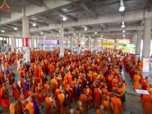 ภาพ No.219955:บรรยากาศการเดินทางเข้าวัดพระธรรมกาย , การต้อนรับปฏิสันถาร , การฉันภัตตาหารเช้า , การลงทะเบียนพระสังฆาธิการ  เนื่องในวันคุ้มครองโลก พิธีถวายมหาสังฆทานคณะสงฆ์ 40,000 กว่าวัดทั่วประเทศ ณ วัดพระธรรมกาย