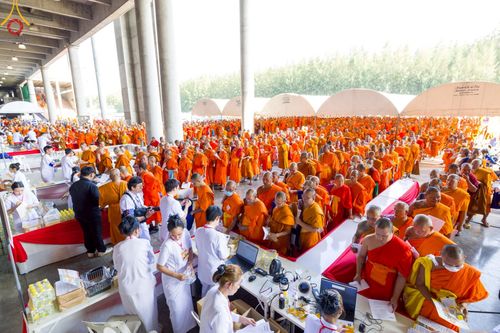 ภาพ No.219957:บรรยากาศการเดินทางเข้าวัดพระธรรมกาย , การต้อนรับปฏิสันถาร , การฉันภัตตาหารเช้า , การลงทะเบียนพระสังฆาธิการ  เนื่องในวันคุ้มครองโลก พิธีถวายมหาสังฆทานคณะสงฆ์ 40,000 กว่าวัดทั่วประเทศ ณ วัดพระธรรมกาย
