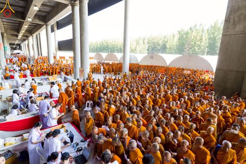 ภาพ No.219958:บรรยากาศการเดินทางเข้าวัดพระธรรมกาย , การต้อนรับปฏิสันถาร , การฉันภัตตาหารเช้า , การลงทะเบียนพระสังฆาธิการ  เนื่องในวันคุ้มครองโลก พิธีถวายมหาสังฆทานคณะสงฆ์ 40,000 กว่าวัดทั่วประเทศ ณ วัดพระธรรมกาย
