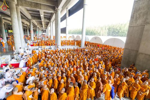 ภาพ No.219962:บรรยากาศการเดินทางเข้าวัดพระธรรมกาย , การต้อนรับปฏิสันถาร , การฉันภัตตาหารเช้า , การลงทะเบียนพระสังฆาธิการ  เนื่องในวันคุ้มครองโลก พิธีถวายมหาสังฆทานคณะสงฆ์ 40,000 กว่าวัดทั่วประเทศ ณ วัดพระธรรมกาย