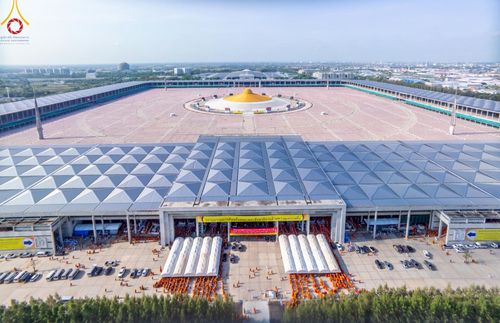 ภาพ No.219963:บรรยากาศการเดินทางเข้าวัดพระธรรมกาย , การต้อนรับปฏิสันถาร , การฉันภัตตาหารเช้า , การลงทะเบียนพระสังฆาธิการ  เนื่องในวันคุ้มครองโลก พิธีถวายมหาสังฆทานคณะสงฆ์ 40,000 กว่าวัดทั่วประเทศ ณ วัดพระธรรมกาย