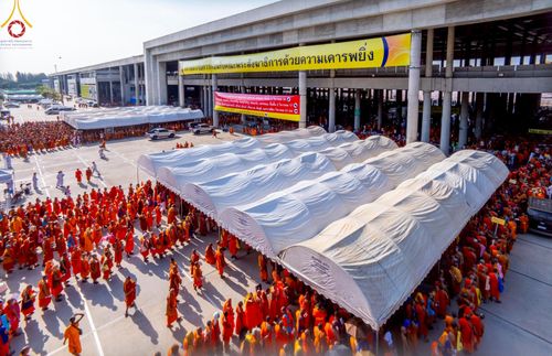 ภาพ No.219965:บรรยากาศการเดินทางเข้าวัดพระธรรมกาย , การต้อนรับปฏิสันถาร , การฉันภัตตาหารเช้า , การลงทะเบียนพระสังฆาธิการ  เนื่องในวันคุ้มครองโลก พิธีถวายมหาสังฆทานคณะสงฆ์ 40,000 กว่าวัดทั่วประเทศ ณ วัดพระธรรมกาย