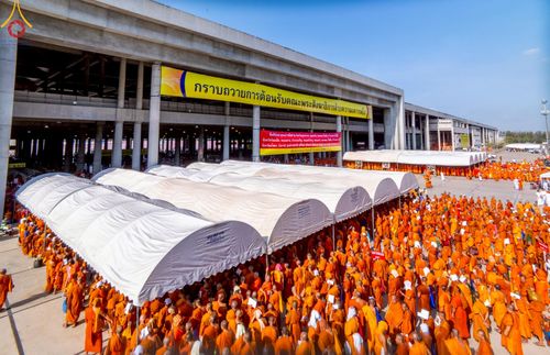 ภาพ No.219966:บรรยากาศการเดินทางเข้าวัดพระธรรมกาย , การต้อนรับปฏิสันถาร , การฉันภัตตาหารเช้า , การลงทะเบียนพระสังฆาธิการ  เนื่องในวันคุ้มครองโลก พิธีถวายมหาสังฆทานคณะสงฆ์ 40,000 กว่าวัดทั่วประเทศ ณ วัดพระธรรมกาย