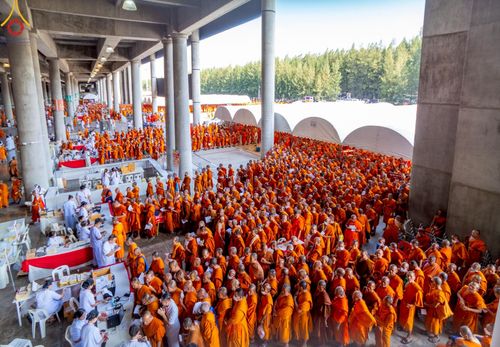 ภาพ No.219968:บรรยากาศการเดินทางเข้าวัดพระธรรมกาย , การต้อนรับปฏิสันถาร , การฉันภัตตาหารเช้า , การลงทะเบียนพระสังฆาธิการ  เนื่องในวันคุ้มครองโลก พิธีถวายมหาสังฆทานคณะสงฆ์ 40,000 กว่าวัดทั่วประเทศ ณ วัดพระธรรมกาย