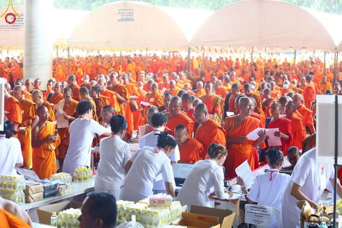ภาพ No.219967:บรรยากาศการเดินทางเข้าวัดพระธรรมกาย , การต้อนรับปฏิสันถาร , การฉันภัตตาหารเช้า , การลงทะเบียนพระสังฆาธิการ  เนื่องในวันคุ้มครองโลก พิธีถวายมหาสังฆทานคณะสงฆ์ 40,000 กว่าวัดทั่วประเทศ ณ วัดพระธรรมกาย