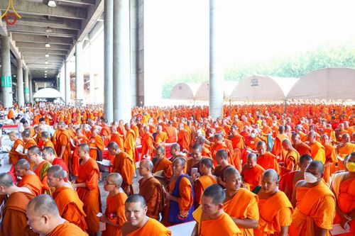 ภาพ No.219969:บรรยากาศการเดินทางเข้าวัดพระธรรมกาย , การต้อนรับปฏิสันถาร , การฉันภัตตาหารเช้า , การลงทะเบียนพระสังฆาธิการ  เนื่องในวันคุ้มครองโลก พิธีถวายมหาสังฆทานคณะสงฆ์ 40,000 กว่าวัดทั่วประเทศ ณ วัดพระธรรมกาย