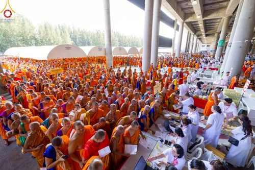 ภาพ No.219970:บรรยากาศการเดินทางเข้าวัดพระธรรมกาย , การต้อนรับปฏิสันถาร , การฉันภัตตาหารเช้า , การลงทะเบียนพระสังฆาธิการ  เนื่องในวันคุ้มครองโลก พิธีถวายมหาสังฆทานคณะสงฆ์ 40,000 กว่าวัดทั่วประเทศ ณ วัดพระธรรมกาย