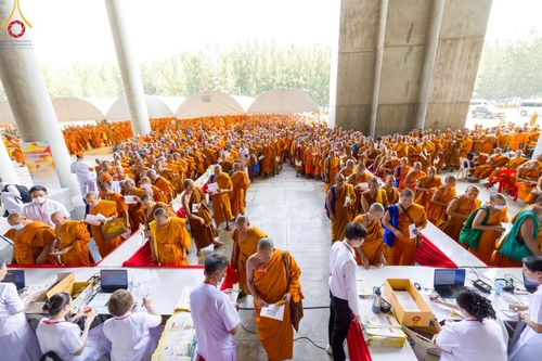 ภาพ No.219971:บรรยากาศการเดินทางเข้าวัดพระธรรมกาย , การต้อนรับปฏิสันถาร , การฉันภัตตาหารเช้า , การลงทะเบียนพระสังฆาธิการ  เนื่องในวันคุ้มครองโลก พิธีถวายมหาสังฆทานคณะสงฆ์ 40,000 กว่าวัดทั่วประเทศ ณ วัดพระธรรมกาย