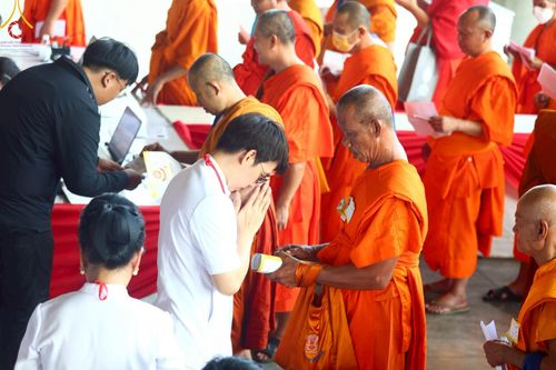 ภาพ No.219973:บรรยากาศการเดินทางเข้าวัดพระธรรมกาย , การต้อนรับปฏิสันถาร , การฉันภัตตาหารเช้า , การลงทะเบียนพระสังฆาธิการ  เนื่องในวันคุ้มครองโลก พิธีถวายมหาสังฆทานคณะสงฆ์ 40,000 กว่าวัดทั่วประเทศ ณ วัดพระธรรมกาย