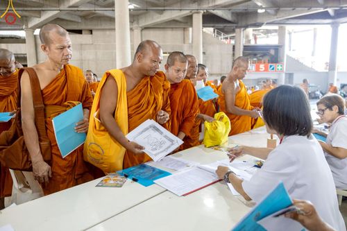 ภาพ No.219972:บรรยากาศการเดินทางเข้าวัดพระธรรมกาย , การต้อนรับปฏิสันถาร , การฉันภัตตาหารเช้า , การลงทะเบียนพระสังฆาธิการ  เนื่องในวันคุ้มครองโลก พิธีถวายมหาสังฆทานคณะสงฆ์ 40,000 กว่าวัดทั่วประเทศ ณ วัดพระธรรมกาย