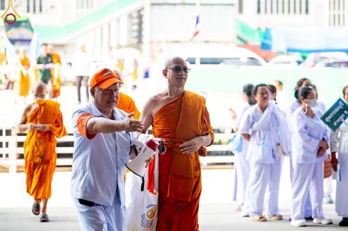 ภาพ No.219980:บรรยากาศการเดินทางเข้าวัดพระธรรมกาย , การต้อนรับปฏิสันถาร , การฉันภัตตาหารเช้า , การลงทะเบียนพระสังฆาธิการ  เนื่องในวันคุ้มครองโลก พิธีถวายมหาสังฆทานคณะสงฆ์ 40,000 กว่าวัดทั่วประเทศ ณ วัดพระธรรมกาย