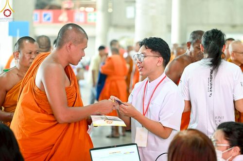 ภาพ No.219979:บรรยากาศการเดินทางเข้าวัดพระธรรมกาย , การต้อนรับปฏิสันถาร , การฉันภัตตาหารเช้า , การลงทะเบียนพระสังฆาธิการ  เนื่องในวันคุ้มครองโลก พิธีถวายมหาสังฆทานคณะสงฆ์ 40,000 กว่าวัดทั่วประเทศ ณ วัดพระธรรมกาย