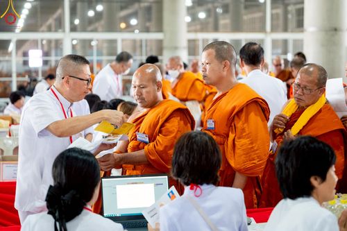 ภาพ No.219982:บรรยากาศการเดินทางเข้าวัดพระธรรมกาย , การต้อนรับปฏิสันถาร , การฉันภัตตาหารเช้า , การลงทะเบียนพระสังฆาธิการ  เนื่องในวันคุ้มครองโลก พิธีถวายมหาสังฆทานคณะสงฆ์ 40,000 กว่าวัดทั่วประเทศ ณ วัดพระธรรมกาย