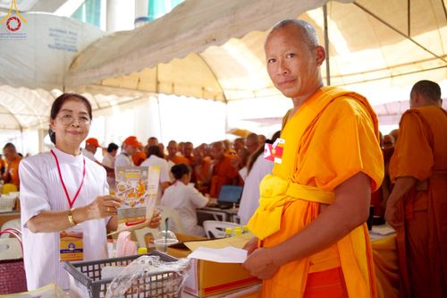 ภาพ No.219981:บรรยากาศการเดินทางเข้าวัดพระธรรมกาย , การต้อนรับปฏิสันถาร , การฉันภัตตาหารเช้า , การลงทะเบียนพระสังฆาธิการ  เนื่องในวันคุ้มครองโลก พิธีถวายมหาสังฆทานคณะสงฆ์ 40,000 กว่าวัดทั่วประเทศ ณ วัดพระธรรมกาย