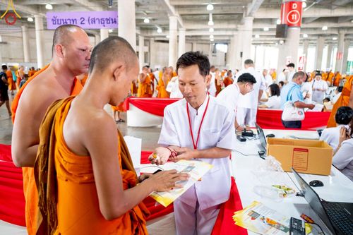 ภาพ No.219983:บรรยากาศการเดินทางเข้าวัดพระธรรมกาย , การต้อนรับปฏิสันถาร , การฉันภัตตาหารเช้า , การลงทะเบียนพระสังฆาธิการ  เนื่องในวันคุ้มครองโลก พิธีถวายมหาสังฆทานคณะสงฆ์ 40,000 กว่าวัดทั่วประเทศ ณ วัดพระธรรมกาย