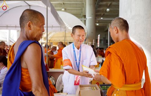 ภาพ No.219984:บรรยากาศการเดินทางเข้าวัดพระธรรมกาย , การต้อนรับปฏิสันถาร , การฉันภัตตาหารเช้า , การลงทะเบียนพระสังฆาธิการ  เนื่องในวันคุ้มครองโลก พิธีถวายมหาสังฆทานคณะสงฆ์ 40,000 กว่าวัดทั่วประเทศ ณ วัดพระธรรมกาย