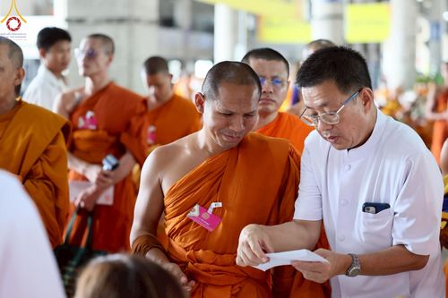 ภาพ No.219986:บรรยากาศการเดินทางเข้าวัดพระธรรมกาย , การต้อนรับปฏิสันถาร , การฉันภัตตาหารเช้า , การลงทะเบียนพระสังฆาธิการ  เนื่องในวันคุ้มครองโลก พิธีถวายมหาสังฆทานคณะสงฆ์ 40,000 กว่าวัดทั่วประเทศ ณ วัดพระธรรมกาย