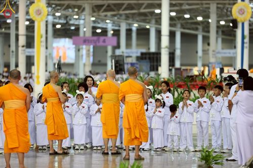 ภาพ No.220129:วันอังคารที่ 22 เมษายน พ.ศ. 2568 พิธีมอบปัจจัยช่วยเหลือครู 4 จังหวัดชายแดนภาคใต้ , พิธีกล่าวคำถวายอุปกรณ์ เพื่อเตรียมการต้อนรับคณะสงฆ์ฯ , พิธีกล่าวคำถวายภัตตาหารเป็นสังฆทาน , คณะสงฆ์ฉันภัตตาหารเพล  เนื่องในวันคุ้มครองโลก พิธีถวายมหาสังฆทานแด่คณะสงฆ์