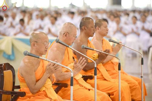 ภาพ No.220133:วันอังคารที่ 22 เมษายน พ.ศ. 2568 พิธีมอบปัจจัยช่วยเหลือครู 4 จังหวัดชายแดนภาคใต้ , พิธีกล่าวคำถวายอุปกรณ์ เพื่อเตรียมการต้อนรับคณะสงฆ์ฯ , พิธีกล่าวคำถวายภัตตาหารเป็นสังฆทาน , คณะสงฆ์ฉันภัตตาหารเพล  เนื่องในวันคุ้มครองโลก พิธีถวายมหาสังฆทานแด่คณะสงฆ์