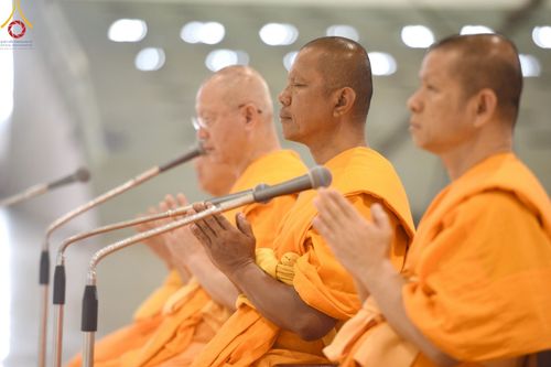 ภาพ No.220131:วันอังคารที่ 22 เมษายน พ.ศ. 2568 พิธีมอบปัจจัยช่วยเหลือครู 4 จังหวัดชายแดนภาคใต้ , พิธีกล่าวคำถวายอุปกรณ์ เพื่อเตรียมการต้อนรับคณะสงฆ์ฯ , พิธีกล่าวคำถวายภัตตาหารเป็นสังฆทาน , คณะสงฆ์ฉันภัตตาหารเพล  เนื่องในวันคุ้มครองโลก พิธีถวายมหาสังฆทานแด่คณะสงฆ์