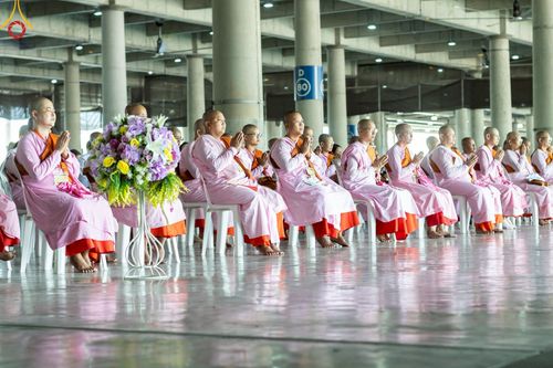 ภาพ No.220132:วันอังคารที่ 22 เมษายน พ.ศ. 2568 พิธีมอบปัจจัยช่วยเหลือครู 4 จังหวัดชายแดนภาคใต้ , พิธีกล่าวคำถวายอุปกรณ์ เพื่อเตรียมการต้อนรับคณะสงฆ์ฯ , พิธีกล่าวคำถวายภัตตาหารเป็นสังฆทาน , คณะสงฆ์ฉันภัตตาหารเพล  เนื่องในวันคุ้มครองโลก พิธีถวายมหาสังฆทานแด่คณะสงฆ์