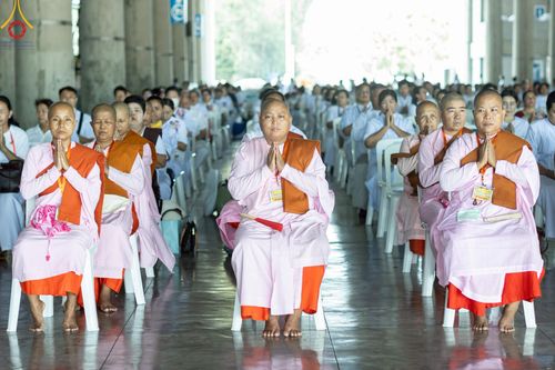 ภาพ No.220134:วันอังคารที่ 22 เมษายน พ.ศ. 2568 พิธีมอบปัจจัยช่วยเหลือครู 4 จังหวัดชายแดนภาคใต้ , พิธีกล่าวคำถวายอุปกรณ์ เพื่อเตรียมการต้อนรับคณะสงฆ์ฯ , พิธีกล่าวคำถวายภัตตาหารเป็นสังฆทาน , คณะสงฆ์ฉันภัตตาหารเพล  เนื่องในวันคุ้มครองโลก พิธีถวายมหาสังฆทานแด่คณะสงฆ์