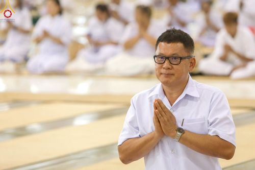 ภาพ No.220135:วันอังคารที่ 22 เมษายน พ.ศ. 2568 พิธีมอบปัจจัยช่วยเหลือครู 4 จังหวัดชายแดนภาคใต้ , พิธีกล่าวคำถวายอุปกรณ์ เพื่อเตรียมการต้อนรับคณะสงฆ์ฯ , พิธีกล่าวคำถวายภัตตาหารเป็นสังฆทาน , คณะสงฆ์ฉันภัตตาหารเพล  เนื่องในวันคุ้มครองโลก พิธีถวายมหาสังฆทานแด่คณะสงฆ์