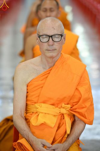 ภาพ No.220136:วันอังคารที่ 22 เมษายน พ.ศ. 2568 พิธีมอบปัจจัยช่วยเหลือครู 4 จังหวัดชายแดนภาคใต้ , พิธีกล่าวคำถวายอุปกรณ์ เพื่อเตรียมการต้อนรับคณะสงฆ์ฯ , พิธีกล่าวคำถวายภัตตาหารเป็นสังฆทาน , คณะสงฆ์ฉันภัตตาหารเพล  เนื่องในวันคุ้มครองโลก พิธีถวายมหาสังฆทานแด่คณะสงฆ์