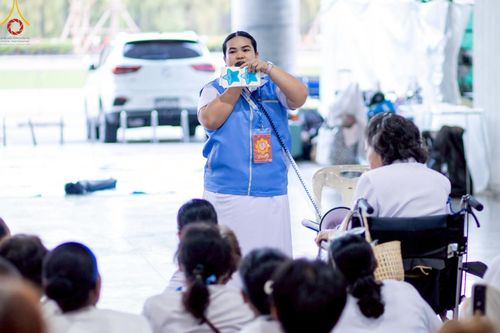 ภาพ No.220150:วันอังคารที่ 22 เมษายน พ.ศ. 2568 พิธีมอบปัจจัยช่วยเหลือครู 4 จังหวัดชายแดนภาคใต้ , พิธีกล่าวคำถวายอุปกรณ์ เพื่อเตรียมการต้อนรับคณะสงฆ์ฯ , พิธีกล่าวคำถวายภัตตาหารเป็นสังฆทาน , คณะสงฆ์ฉันภัตตาหารเพล  เนื่องในวันคุ้มครองโลก พิธีถวายมหาสังฆทานแด่คณะสงฆ์