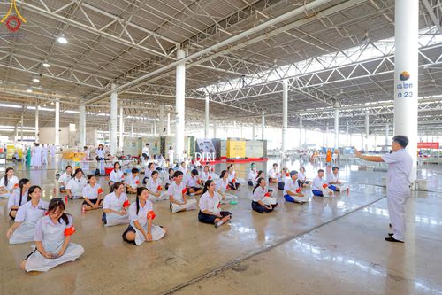 ภาพ No.220151:วันอังคารที่ 22 เมษายน พ.ศ. 2568 พิธีมอบปัจจัยช่วยเหลือครู 4 จังหวัดชายแดนภาคใต้ , พิธีกล่าวคำถวายอุปกรณ์ เพื่อเตรียมการต้อนรับคณะสงฆ์ฯ , พิธีกล่าวคำถวายภัตตาหารเป็นสังฆทาน , คณะสงฆ์ฉันภัตตาหารเพล  เนื่องในวันคุ้มครองโลก พิธีถวายมหาสังฆทานแด่คณะสงฆ์