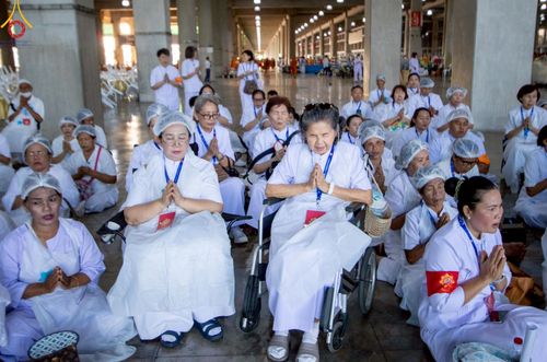 ภาพ No.220157:วันอังคารที่ 22 เมษายน พ.ศ. 2568 พิธีมอบปัจจัยช่วยเหลือครู 4 จังหวัดชายแดนภาคใต้ , พิธีกล่าวคำถวายอุปกรณ์ เพื่อเตรียมการต้อนรับคณะสงฆ์ฯ , พิธีกล่าวคำถวายภัตตาหารเป็นสังฆทาน , คณะสงฆ์ฉันภัตตาหารเพล  เนื่องในวันคุ้มครองโลก พิธีถวายมหาสังฆทานแด่คณะสงฆ์